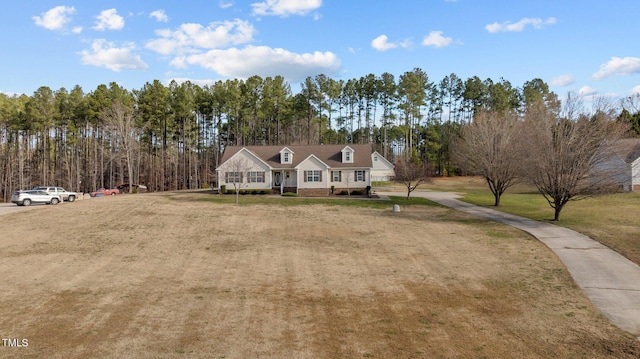 view of front facade featuring a front lawn