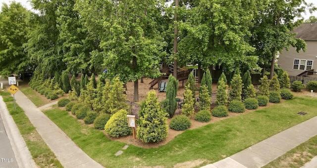 view of property's community featuring a lawn