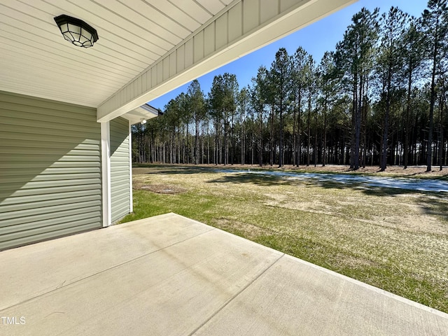 view of yard featuring a patio area