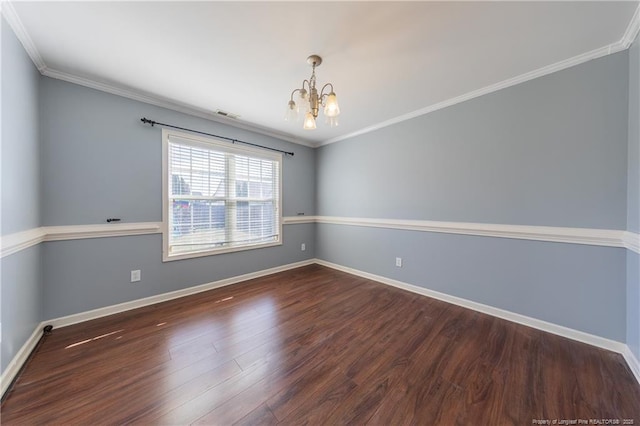 empty room featuring baseboards, visible vents, ornamental molding, dark wood-type flooring, and an inviting chandelier