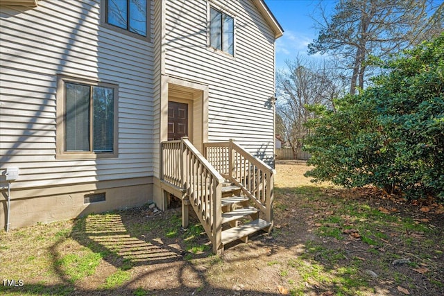 entrance to property with crawl space