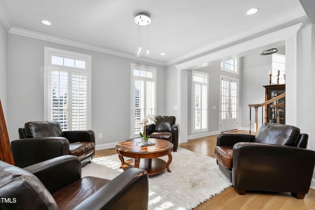 living room with baseboards, light wood-style floors, recessed lighting, and crown molding