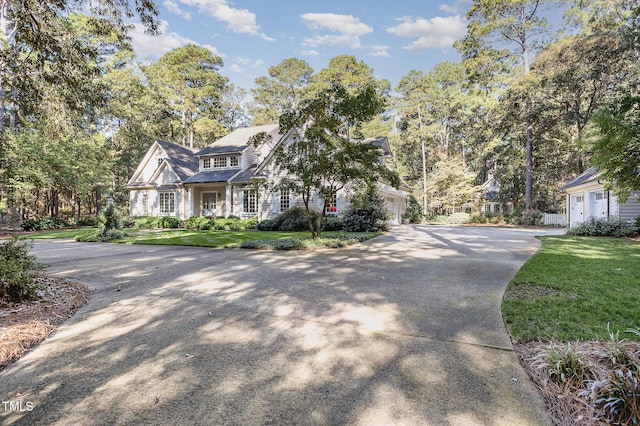 view of front facade featuring a garage, driveway, and a front lawn