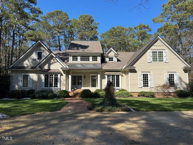 view of front facade featuring a porch and a front yard