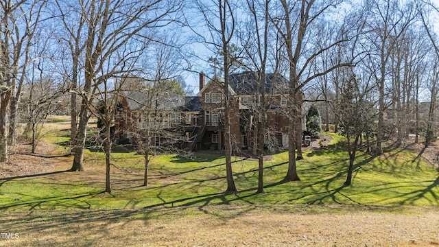 view of yard featuring a barn