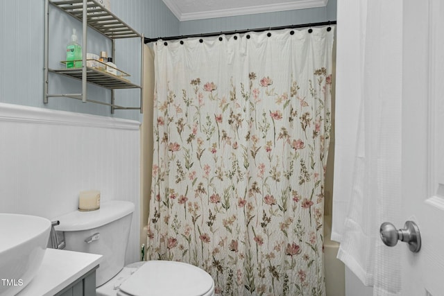 bathroom featuring shower / tub combo, crown molding, vanity, and toilet