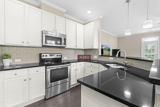 kitchen with stainless steel appliances, dark wood-style flooring, a sink, ornamental molding, and pendant lighting