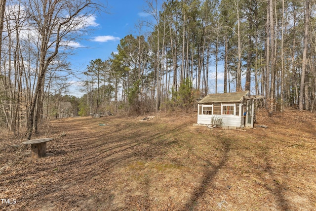 view of yard featuring an outbuilding