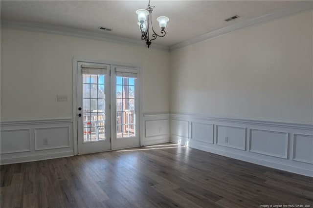 spare room with ornamental molding, visible vents, and an inviting chandelier