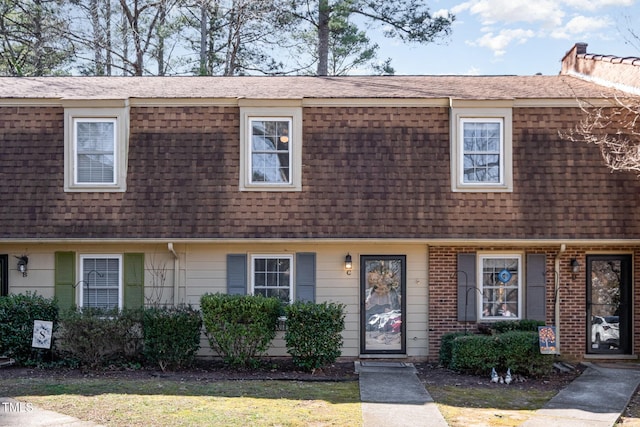 view of front of house featuring a shingled roof