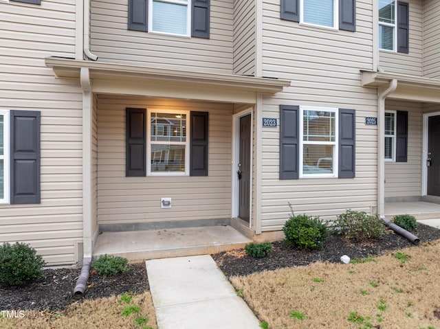 doorway to property with covered porch