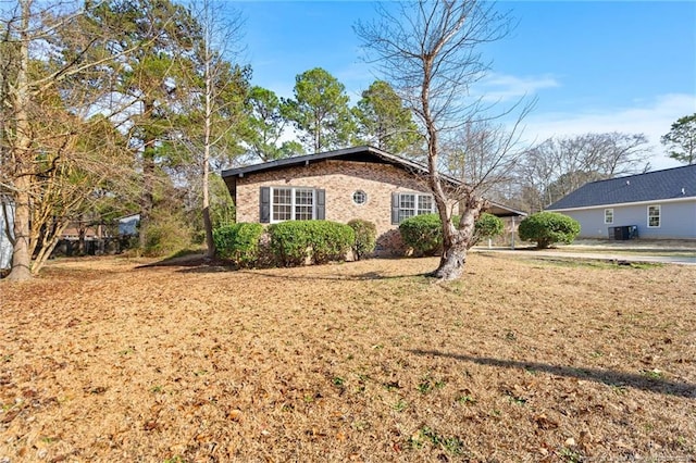 view of front of home featuring brick siding and a front yard