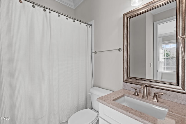 bathroom featuring curtained shower, crown molding, vanity, and toilet