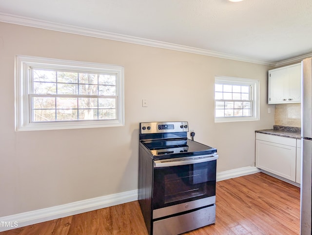 kitchen featuring light wood finished floors, electric range, white cabinets, and decorative backsplash