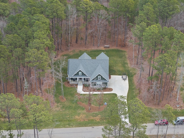 birds eye view of property featuring a wooded view