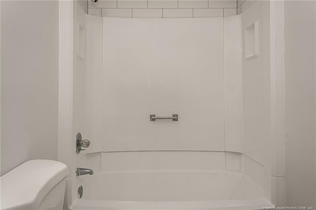 bathroom featuring toilet and washtub / shower combination