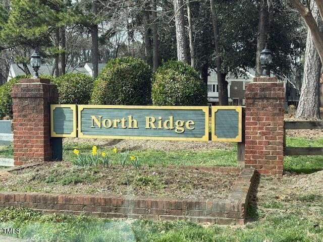 view of community / neighborhood sign