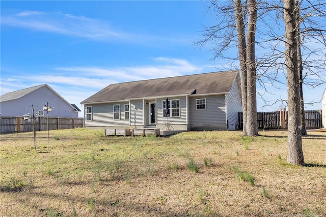 view of front of house featuring a front lawn and fence