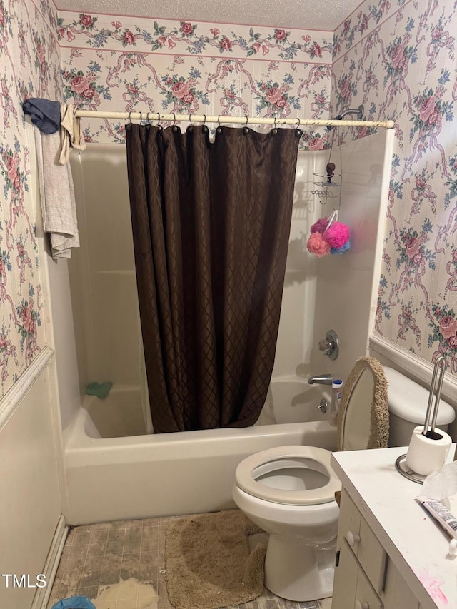 full bath with a textured ceiling, shower / bath combination with curtain, toilet, and wallpapered walls