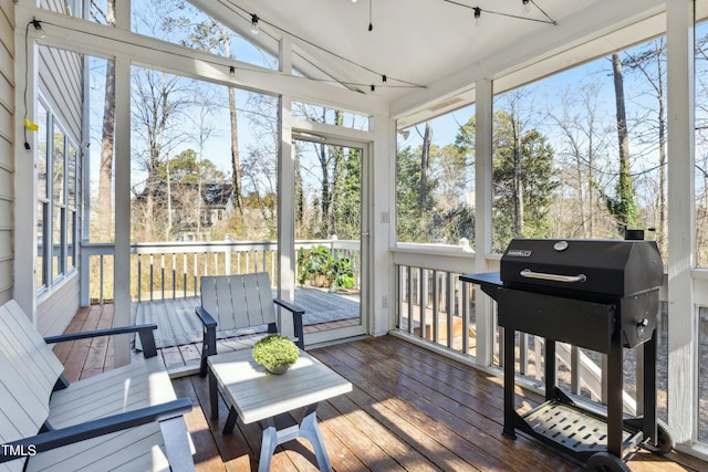 sunroom with lofted ceiling