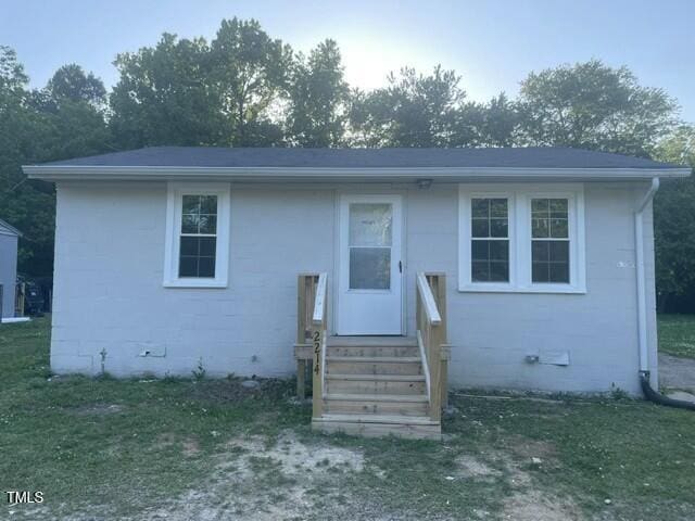 view of front facade with entry steps and a front lawn