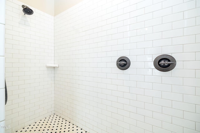 full bathroom featuring tiled shower