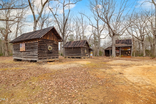 view of yard featuring an outdoor structure and a storage unit