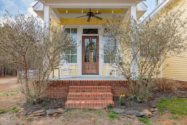 property entrance featuring ceiling fan