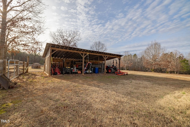 view of pole building featuring a yard