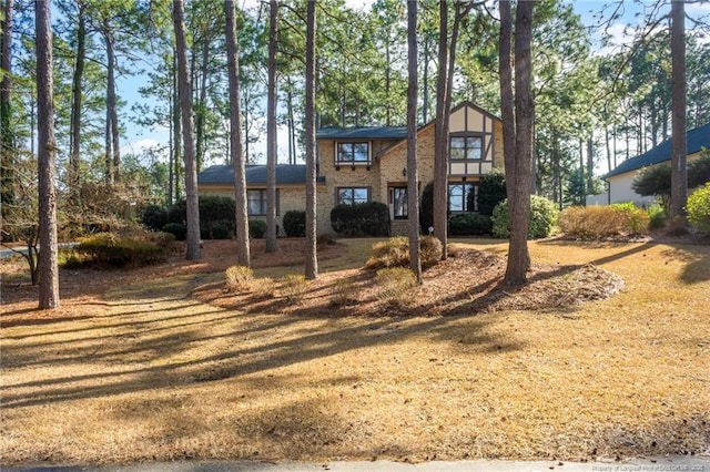 view of front of house featuring a front lawn