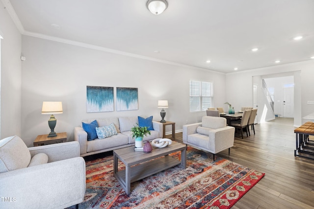 living room with recessed lighting, baseboards, wood finished floors, and ornamental molding