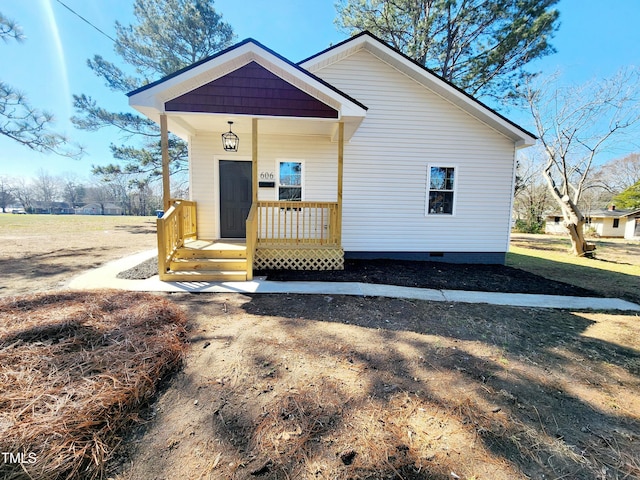 view of front facade with crawl space and covered porch