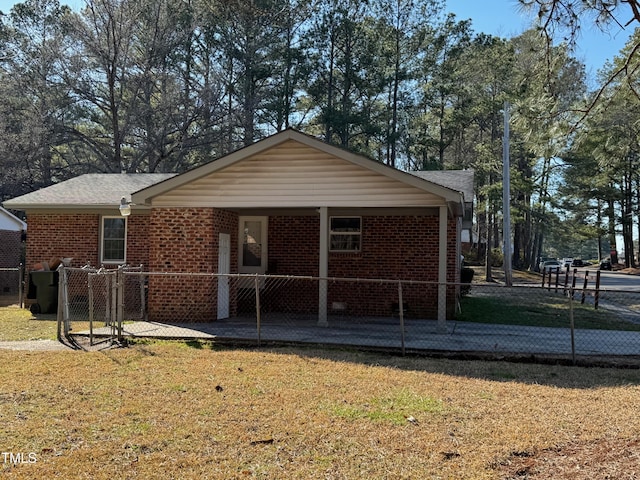 view of front facade featuring a front yard, brick siding, and fence