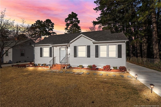 view of front of property featuring entry steps and a front lawn