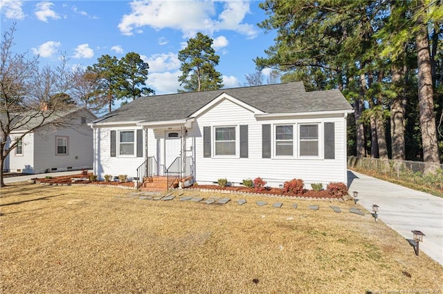 view of front of house featuring a front lawn