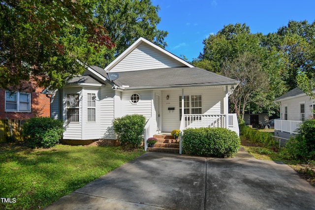 bungalow featuring a front yard and covered porch