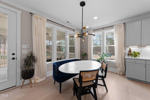 dining area featuring recessed lighting, visible vents, light wood-style flooring, a chandelier, and baseboards