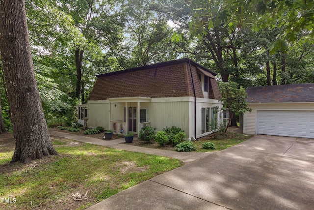214 Woodcrest Ave, Smithfield, NC 27577 - view of front facade featuring concrete driveway and mansard roof