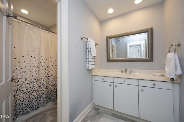 full bathroom featuring visible vents, recessed lighting, a shower with shower curtain, baseboards, and vanity