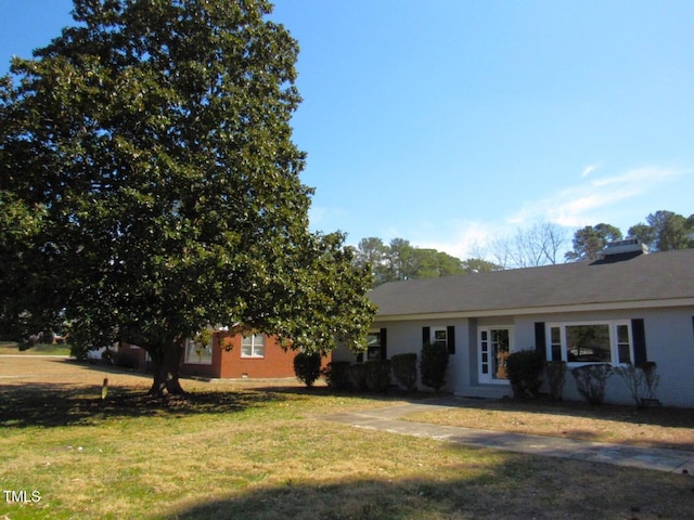 view of front of house with a front lawn