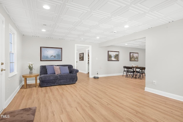 living room with light wood-style flooring, baseboards, and recessed lighting