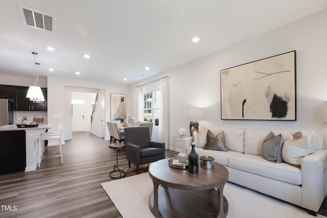 living area featuring dark wood-type flooring, recessed lighting, visible vents, and baseboards