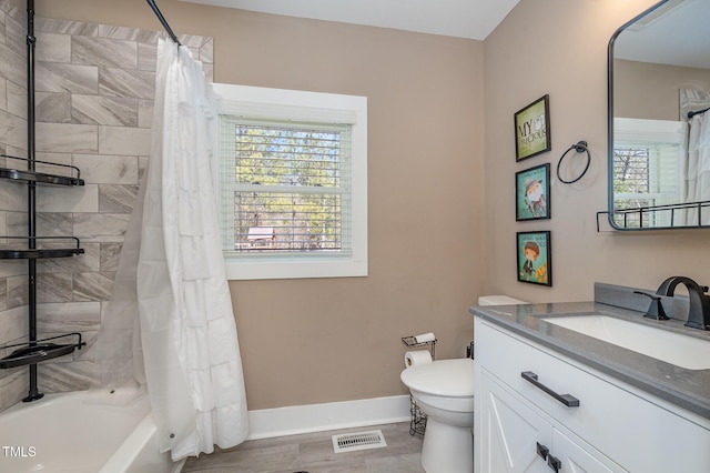 full bath featuring baseboards, visible vents, toilet, shower / bathtub combination with curtain, and vanity