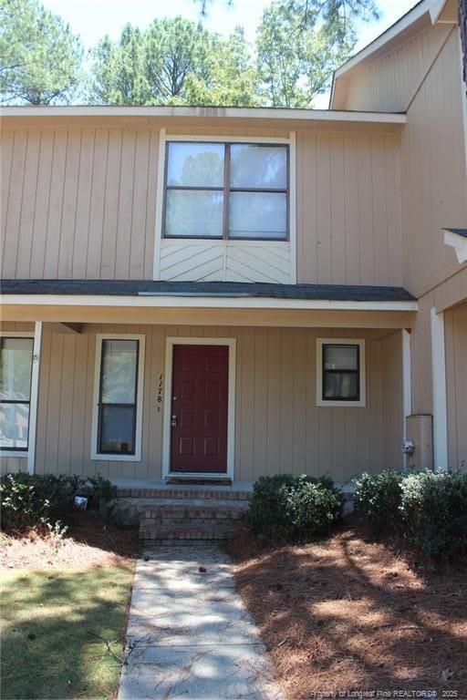 entrance to property featuring a porch