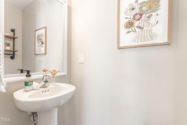 bathroom featuring a sink