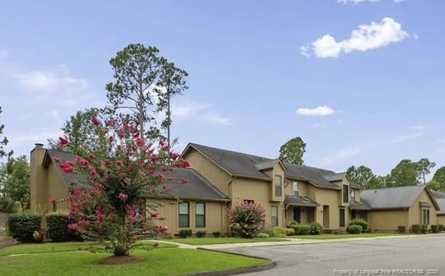 view of front of home featuring a front lawn