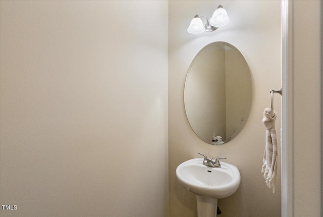 bathroom featuring a sink