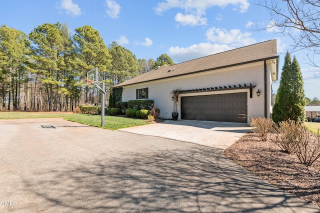 view of front of home featuring a garage, a front yard, and driveway