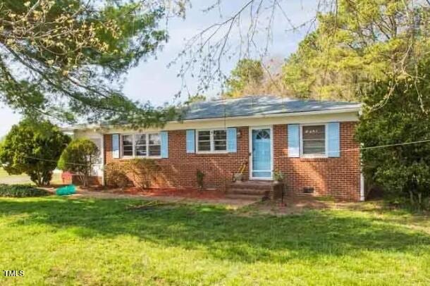 ranch-style house featuring brick siding, a front yard, and entry steps