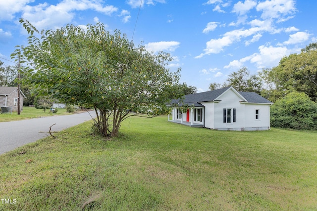 view of front of property featuring driveway and a front yard